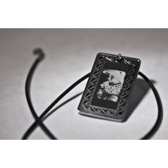   Gravírozott Nemesacél Medál: Hosszú fekete keretes: 45*27 mm