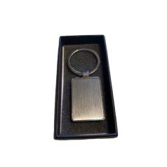   Gravírozható fém kulcstartó, téglalap alakú, kétoldalas, dobozban